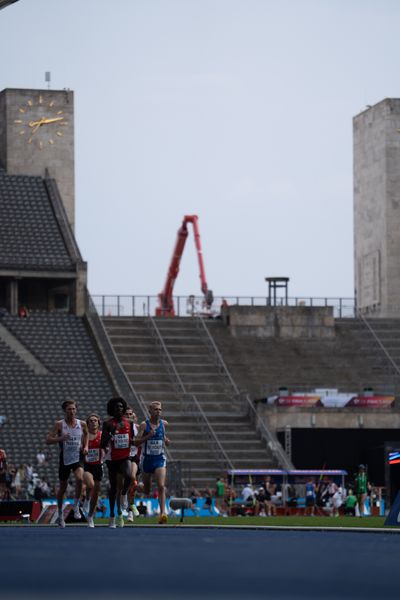 Nils Voigt (TV Wattenscheid 01) vor Mohamed Mohumed (LG Olympia Dortmund) waehrend der deutschen Leichtathletik-Meisterschaften im Olympiastadion am 25.06.2022 in Berlin